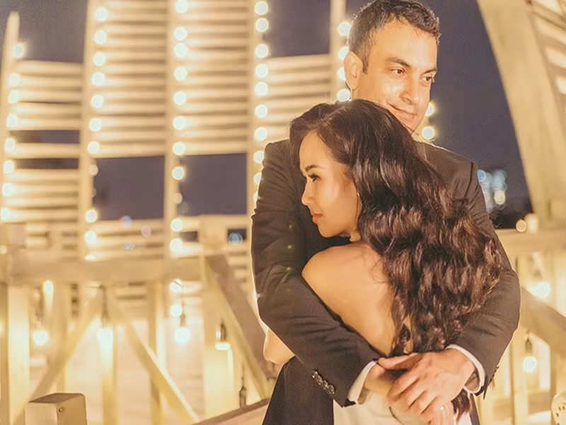 Yêu thương vợ hết lòng, doanh nhân Vikas không ngại đóng MV ca nhạc của vợ.