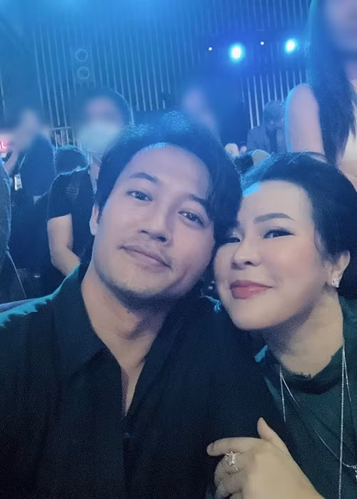 Ba xa dai gia khoe anh tinh tu ben Quy Binh tai su kien