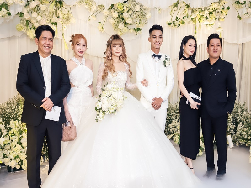 Vợ chồng Trường Giang chụp ảnh cùng vợ chồng Mạc Văn Khoa, đạo diễn Đức Thịnh, Khả Như. Ảnh: Zing