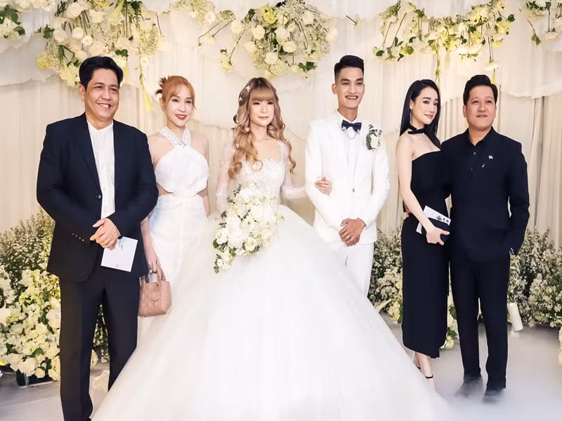Vợ chồng Trường Giang chụp ảnh cùng vợ chồng Mạc Văn Khoa, đạo diễn Đức Thịnh, Khả Như. Ảnh: Zing