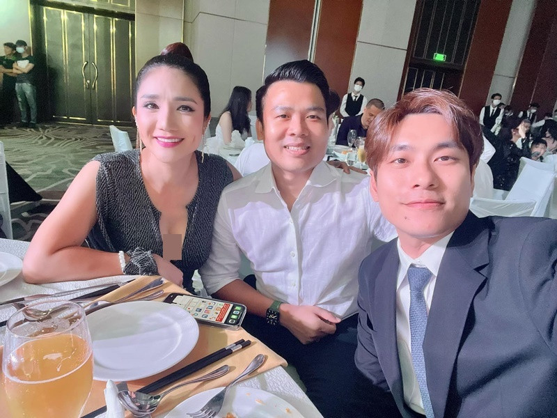 Cát Tường chia sẻ hình ảnh chụp cùng Kiều Minh Tuấn khi đến dự tiệc cưới. Đây là lần hiếm hoi nam diễn viên xuất hiện sau khi Cát Phượng tuyên bố cả hai chia tay vào năm 2021. Ảnh: FB Cát Tường