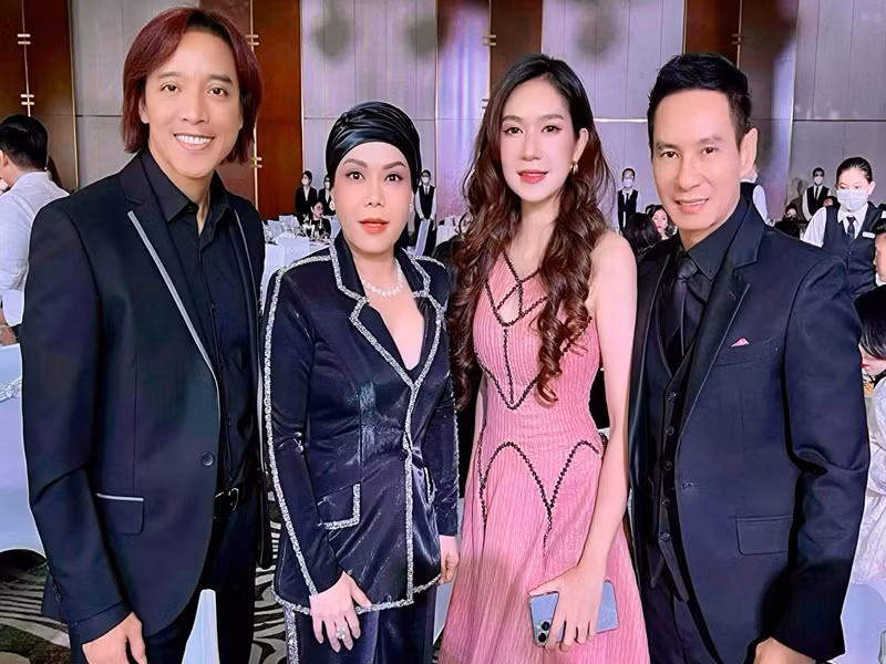 Vợ chồng Việt Hương chụp ảnh kỷ niệm cùng vợ chồng Lý Hải. Ảnh: FB Lý Hải