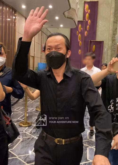 Hoài Linh vui vẻ xuất hiện tại đám cưới của Mạc Văn Khoa. Ảnh: Yan