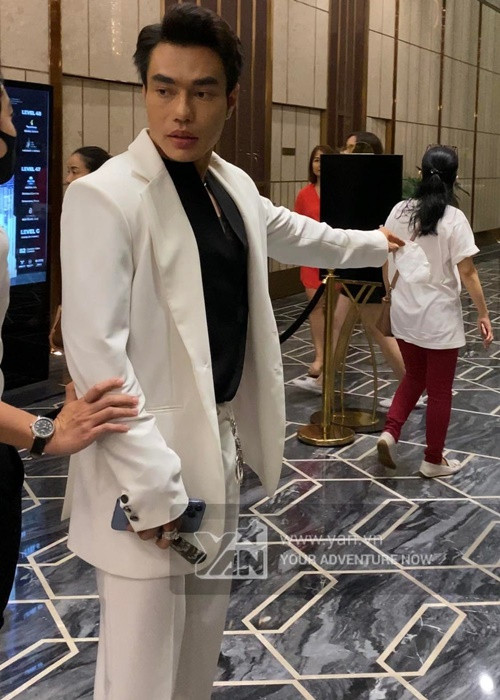 Lê Dương Bảo Lâm cũng đến chúc mừng Mạc Văn Khoa. Ảnh: Yan