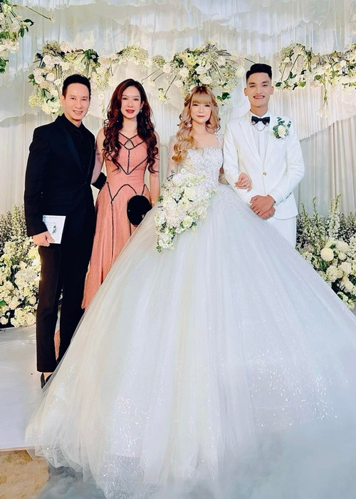 Vợ chồng Lý Hải chia sẻ: “Chúc hai em Khoa và Vy trăm năm hạnh phúc nhé. Lâu lắm rồi mới có dịp gặp lại anh em đồng nghiệp đông vui như vậy”. Ảnh: Zing