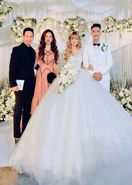 Vợ chồng Lý Hải chia sẻ: “Chúc hai em Khoa và Vy trăm năm hạnh phúc nhé. Lâu lắm rồi mới có dịp gặp lại anh em đồng nghiệp đông vui như vậy”. Ảnh: Zing