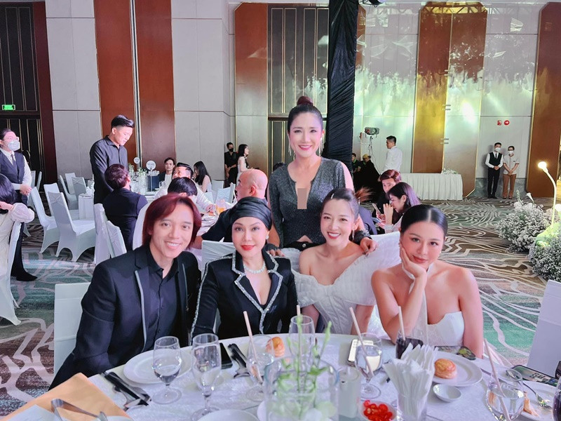 Đám cưới của Mạc Văn Khoa có có sự góp mặt của Cát Tường, Puka, vợ chồng Việt Hương. Ảnh: FB Cát Tường