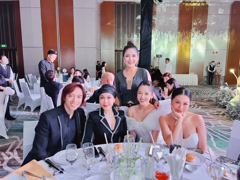 Đám cưới của Mạc Văn Khoa có có sự góp mặt của Cát Tường, Puka, vợ chồng Việt Hương. Ảnh: FB Cát Tường