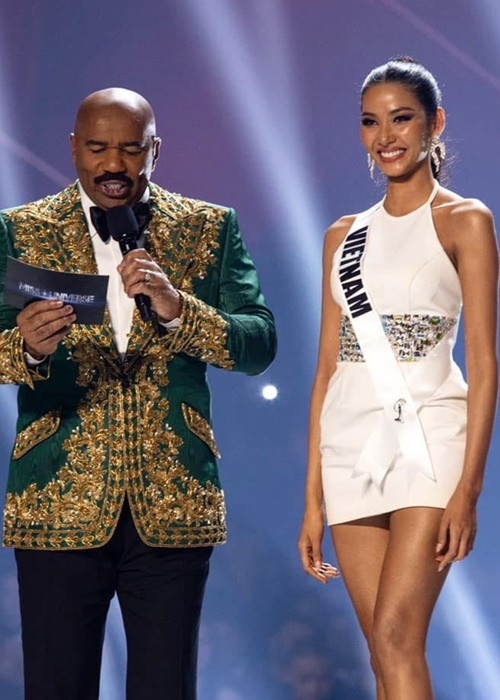 Năm 2017, Hoàng Thùy tham gia Hoa hậu Hoàn vũ Việt Nam. Cô giành danh hiệu á hậu 1. Đến năm 2019, Hoàng Thùy lọt top 20 Hoa hậu Hoàn vũ Thế giới. Ảnh: FBNV