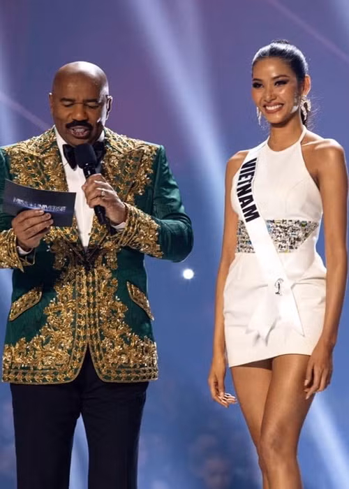 Năm 2017, Hoàng Thùy tham gia Hoa hậu Hoàn vũ Việt Nam. Cô giành danh hiệu á hậu 1. Đến năm 2019, Hoàng Thùy lọt top 20 Hoa hậu Hoàn vũ Thế giới. Ảnh: FBNV