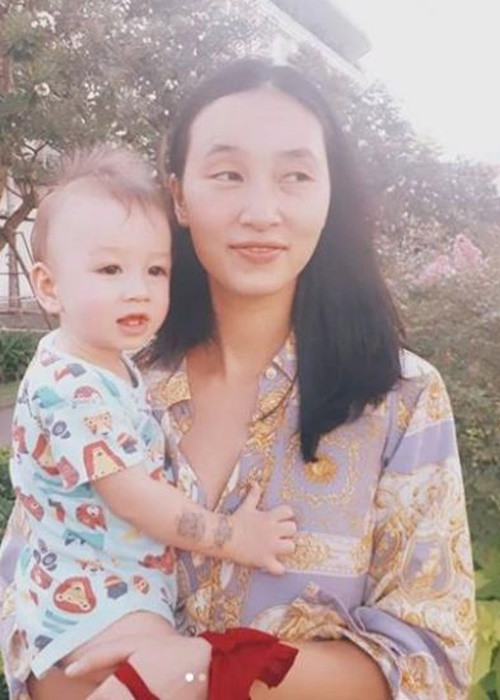 Sau một thời gian im hơi lặng tiếng, đến đầu năm 2018, Trang Khiếu bất ngờ đăng tải trên trang cá nhân hình ảnh một em bé vô cùng kháu khỉnh. Người đẹp xác nhận đó là con trai ruột của mình. Năm 2020, Trang Khiếu sang Anh định cư và tiếp tục sống kín tiếng. Ảnh: Người lao động