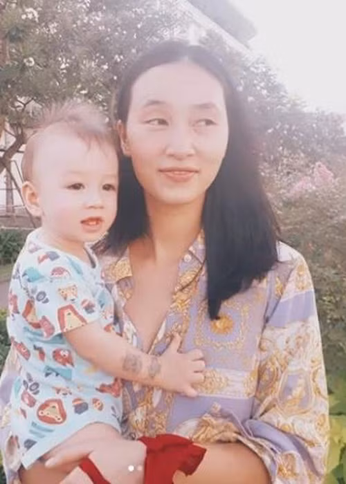 Sau một thời gian im hơi lặng tiếng, đến đầu năm 2018, Trang Khiếu bất ngờ đăng tải trên trang cá nhân hình ảnh một em bé vô cùng kháu khỉnh. Người đẹp xác nhận đó là con trai ruột của mình. Năm 2020, Trang Khiếu sang Anh định cư và tiếp tục sống kín tiếng. Ảnh: Người lao động