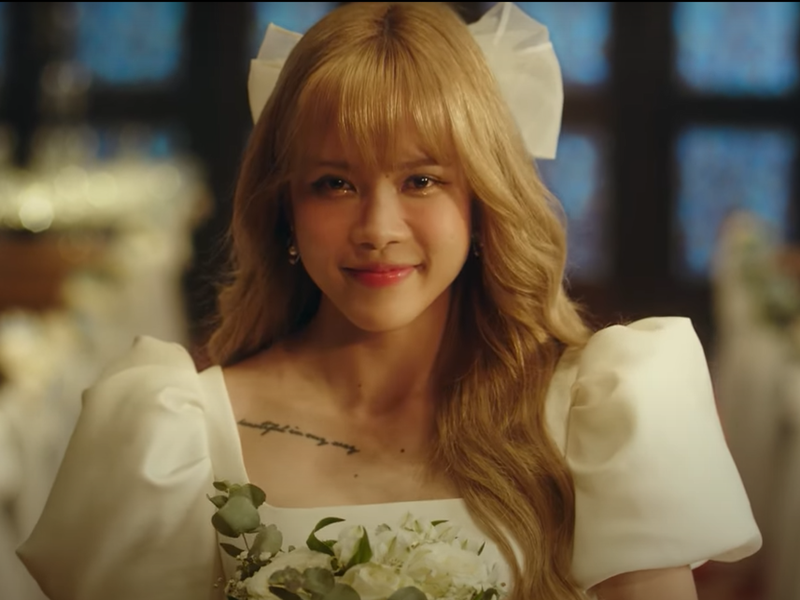 Mới đây, Thiều Bảo Trâm tung ra MV “Chúng ta làm bạn được không?”. Đây là phần 2 của MV "Sau lưng anh có ai kìa". Ảnh: Tuổi trẻ xã hội