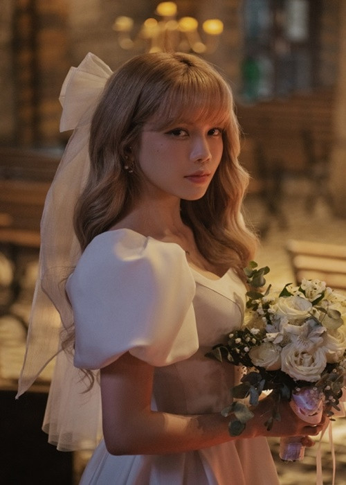 Nhân vật nam chính trong MV thực tế làm đám cưới với một người con gái khác, không phải nhân vật nữ chính. Ảnh: Mực tím