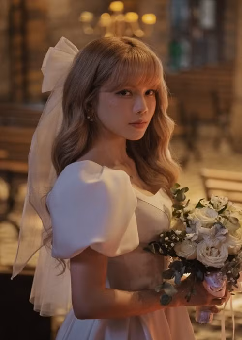 Nhân vật nam chính trong MV thực tế làm đám cưới với một người con gái khác, không phải nhân vật nữ chính. Ảnh: Mực tím