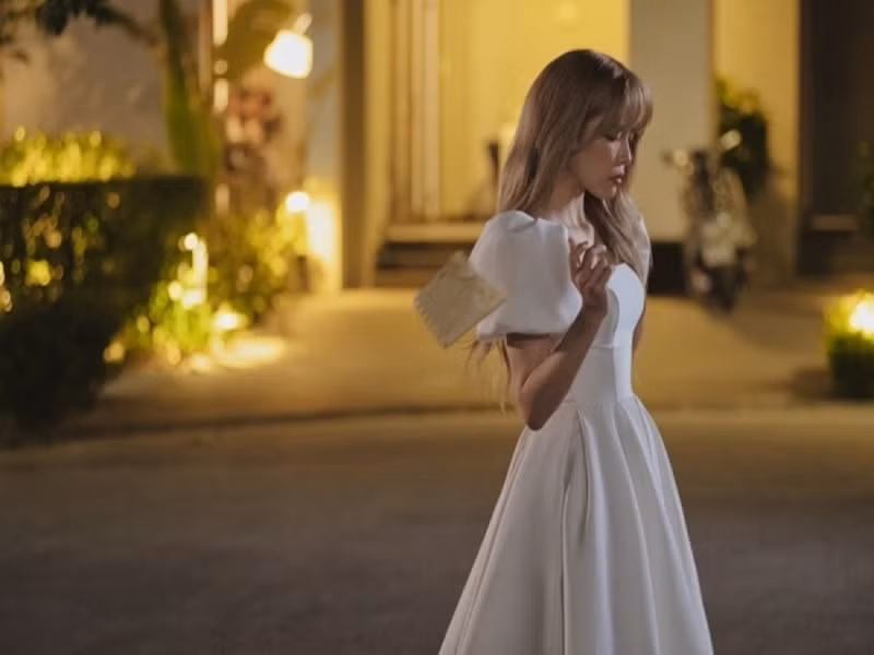 Nữ ca sĩ cho hay: "Hiện tại Trâm 28 tuổi và chuyện kết hôn Trâm nghĩ cũng phải đến khi Trâm 33 tuổi. Thế nên hiện tại Trâm chỉ tập trung hoàn toàn cho âm nhạc chứ chưa nghĩ đến chuyện trở thành cô dâu". Ảnh: Mực tím