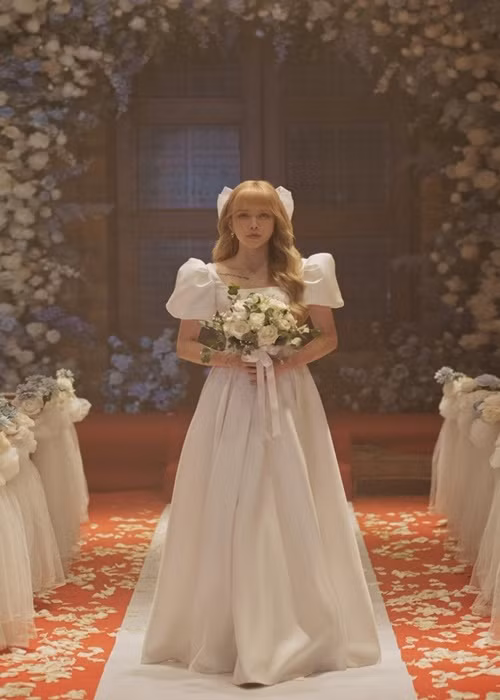 Trong MV mới, Thiều Bảo Trâm hóa cô dâu xinh đẹp. Ảnh: VTC