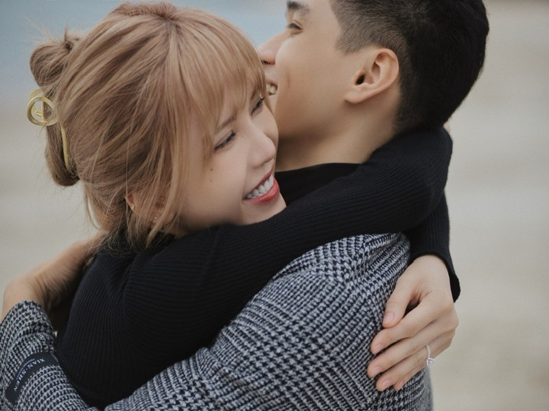 Cô chia sẻ về việc kết hợp với Ma Ran Đô: “Những cảnh ôm hôn là thử thách lớn nhưng tôi không muốn mọi người nhìn thấy mình không chuyên nghiệp nên không ngại, chủ động hôn Đô khiến mọi người bất ngờ. Ảnh: VTC