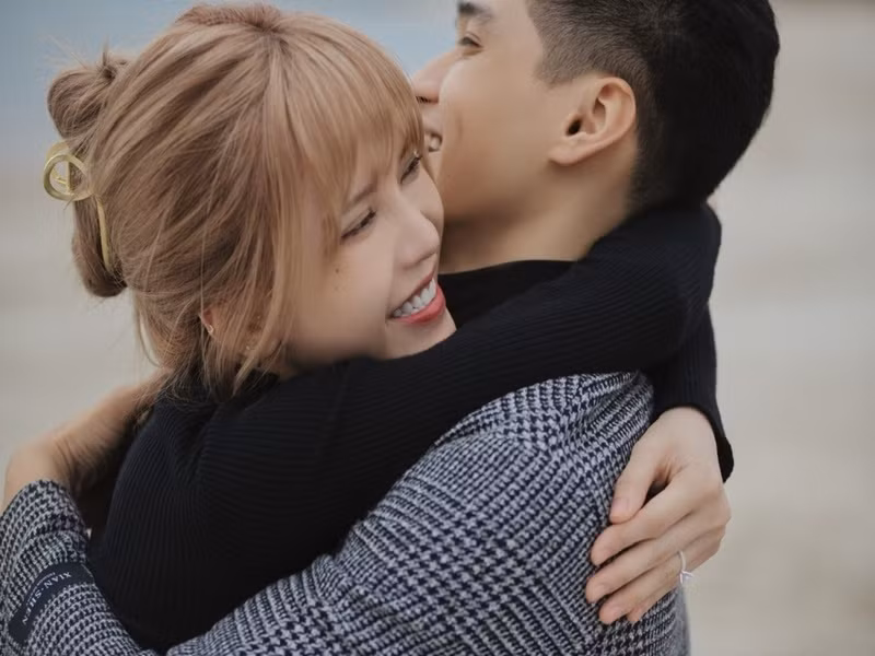 Cô chia sẻ về việc kết hợp với Ma Ran Đô: “Những cảnh ôm hôn là thử thách lớn nhưng tôi không muốn mọi người nhìn thấy mình không chuyên nghiệp nên không ngại, chủ động hôn Đô khiến mọi người bất ngờ. Ảnh: VTC