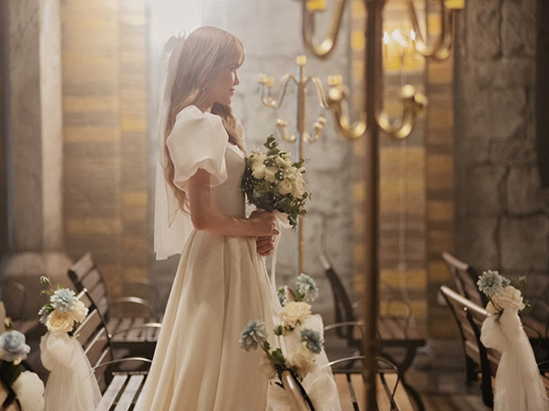 Cô gái do Thiều Bảo Trâm đóng đã chìm vào ký ức cũ và nghĩ tới khoảnh khắc người yêu ở bên. Ảnh: Dân Việt