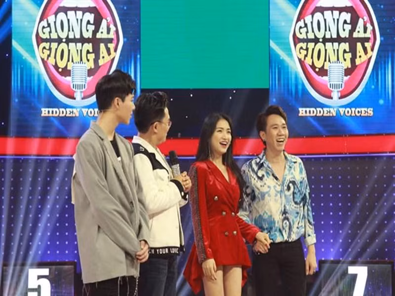 Hòa Minzy từng khen Anh Đức “đẹp trai” trong Giọng ải giọng ai. Vì thế, Trấn Thành liền “gả” bạn thân cho nữ ca sĩ: “Hai đứa đến với nhau luôn đi, anh gả Anh Đức cho”. Ảnh: Khám phá