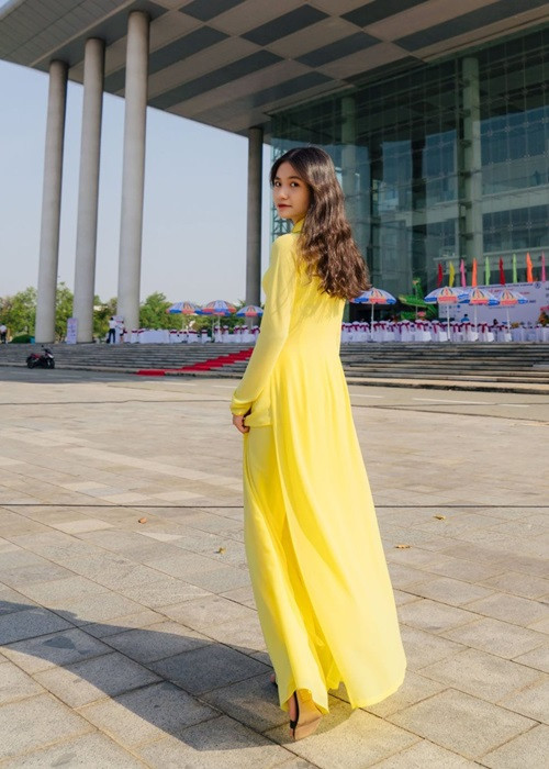 Thanh Hà trả lời: “Là một người trẻ lớn lên từ vùng đất Bến Tre, em thấm thía ý nghĩa môi trường sống với mình và những người xung quanh. Em muốn kể lại câu chuyện từ 2016, lúc đó em còn rất nhỏ nhưng em đã chứng kiến sự khó khăn của ông bà, người thân của mình và mọi người khi thiếu nước ngọt, những cánh đồng bị ngập mặn. Đạt danh hiệu Miss Eco là ước mơ cháy bỏng của em chung tay cùng các hoạt động, chú ý hơn đến em và những hoạt động mà em tham gia... Ảnh: Một thế giới