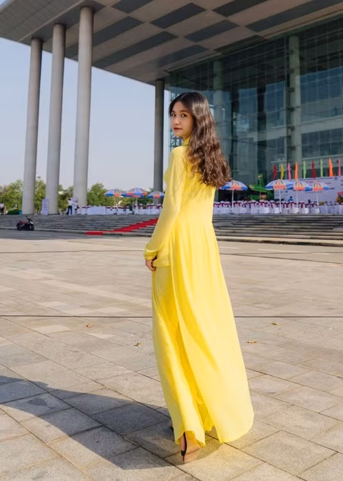 Thanh Hà trả lời: “Là một người trẻ lớn lên từ vùng đất Bến Tre, em thấm thía ý nghĩa môi trường sống với mình và những người xung quanh. Em muốn kể lại câu chuyện từ 2016, lúc đó em còn rất nhỏ nhưng em đã chứng kiến sự khó khăn của ông bà, người thân của mình và mọi người khi thiếu nước ngọt, những cánh đồng bị ngập mặn. Đạt danh hiệu Miss Eco là ước mơ cháy bỏng của em chung tay cùng các hoạt động, chú ý hơn đến em và những hoạt động mà em tham gia... Ảnh: Một thế giới