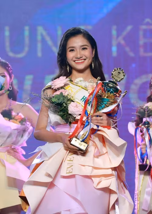 Thanh Hà đánh bại 14 thí sinh khác trong chung kết để giành vương miện 7 tỷ đồng. Ảnh: Fanpage cuộc thi