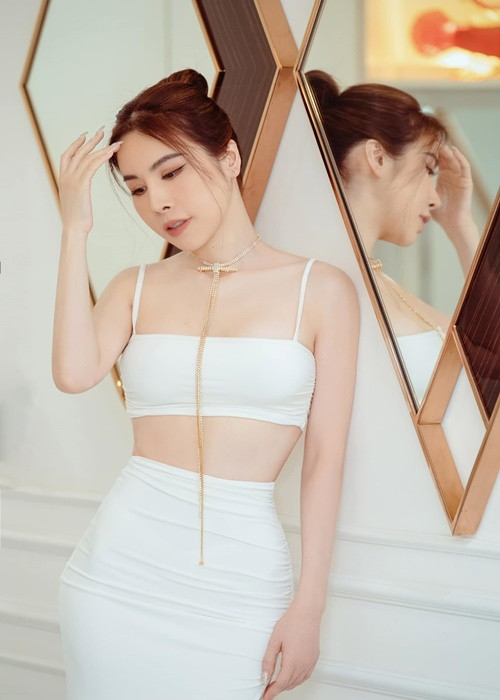 Hoa hậu Áo dài năm 2017 Hoàng Dung vừa gia nhập hội mỹ nhân Việt sở hữu vòng eo nhỏ siêu thực.