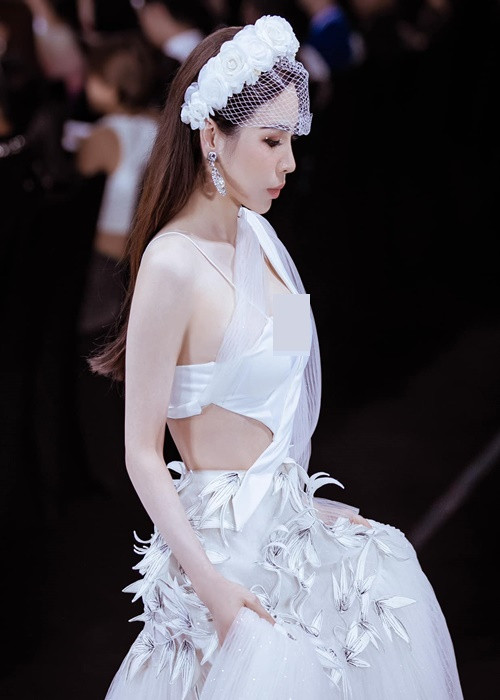 Để phô diễn triệt để vòng eo 52cm, Hoa hậu Hoàng Dung diện trang phục hở eo.