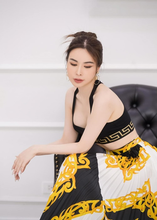 Cô kết hợp áo crop top với chân váy dài.