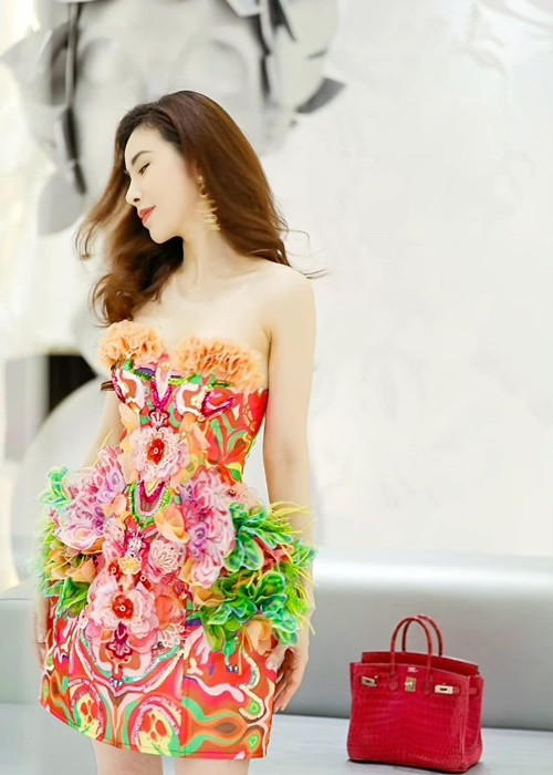 Người đẹp khoe đường cong "nảy lửa" trong các mẫu váy áo bó sát, cúp ngực.