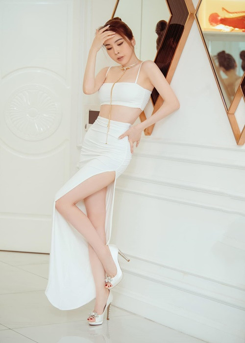 Hoàng Dung đang sở hữu vòng hai 52cm sau thời gian siết eo (55cm).