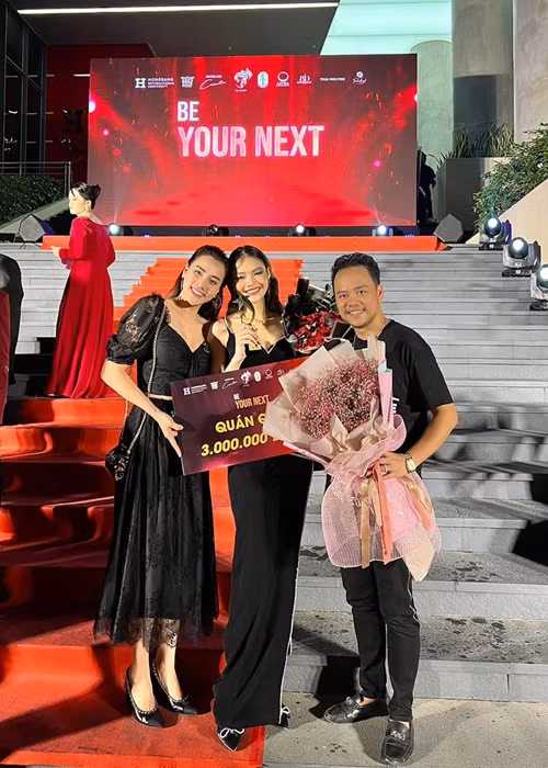 Nguyễn Thanh Trâm vừa lên ngôi quán quân cuộc thi Hoa khôi sinh viên Be Your Next. Cô là cháu gái của diễn viên, người mẫu Trang Nhung (ngoài cùng bên trái).