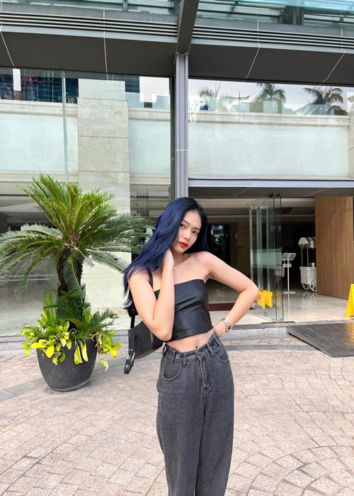 Thanh Trâm có gu thời trang trẻ trung, sành điệu.