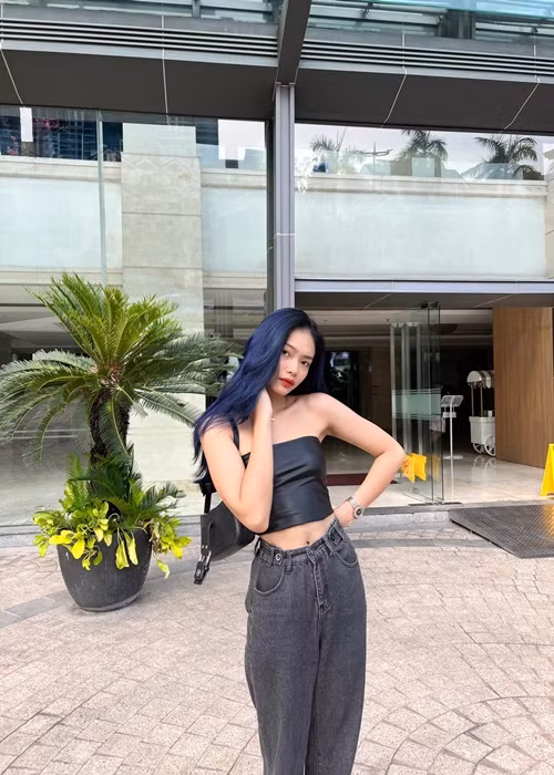 Thanh Trâm có gu thời trang trẻ trung, sành điệu.