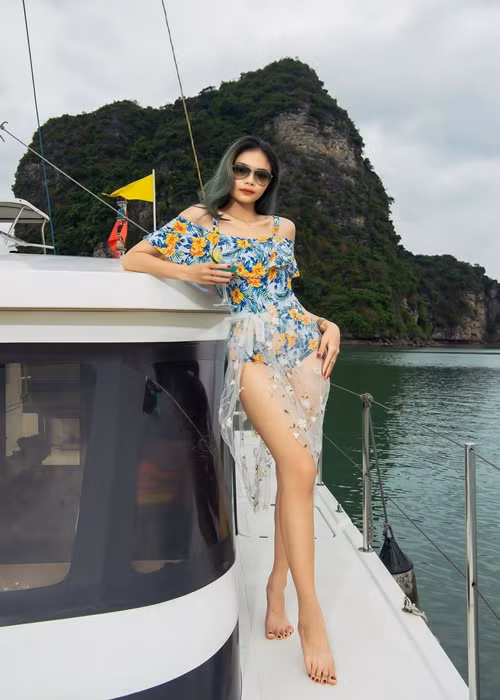 Cháu gái của Trang Nhung tự tin khoe vóc dáng trong trang phục áo tắm.