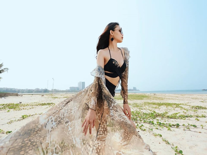 Người đẹp sinh năm 2002 cho biết cô bắt đầu phát triển chiều cao từ năm học lớp 9, đến lúc lên cấp 3 thì rất cao, thuộc dạng nhất nhì ở trường.