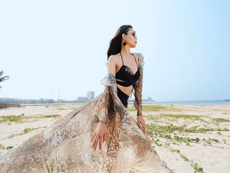 Người đẹp sinh năm 2002 cho biết cô bắt đầu phát triển chiều cao từ năm học lớp 9, đến lúc lên cấp 3 thì rất cao, thuộc dạng nhất nhì ở trường.