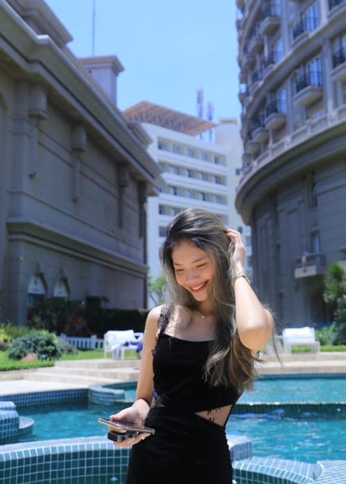 Người đẹp sinh năm 2002 biết cách chăm chút vẻ ngoài.