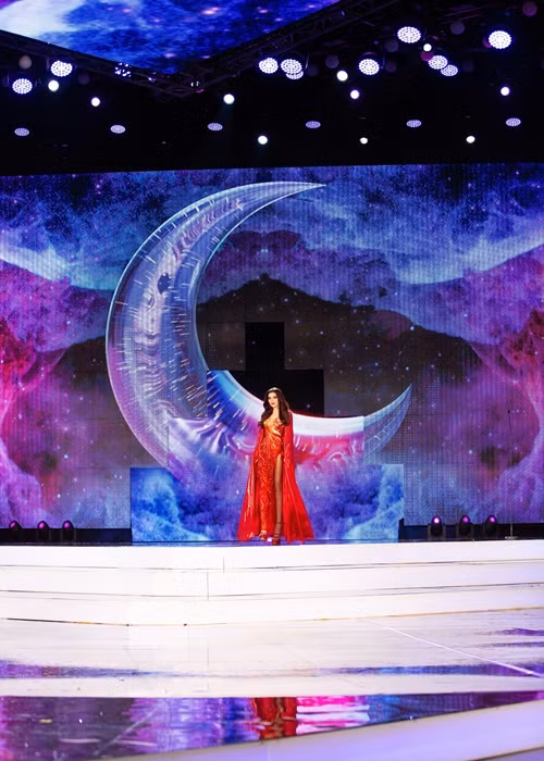 Bước sang phần thi trang phục dạ hội, Trân Đài diện trang phục mang tên Ngọn lửa chiến binh của NTK Chung Thanh Phong. Ảnh: FBNV