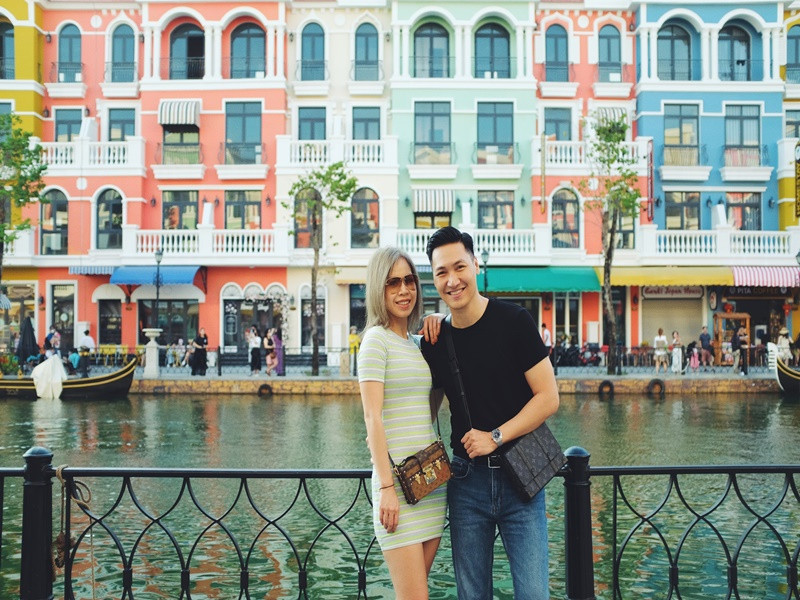 Dù gắn bó 20 năm, tình cảm giữa Mạnh Trường và Lan Phương vẫn mặn nồng như hồi mới yêu.