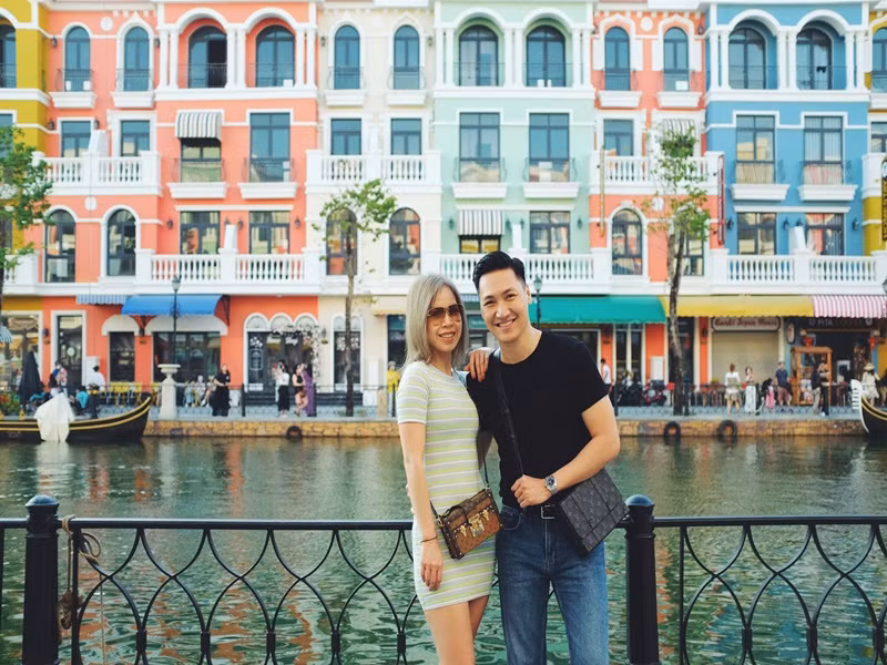 Dù gắn bó 20 năm, tình cảm giữa Mạnh Trường và Lan Phương vẫn mặn nồng như hồi mới yêu.