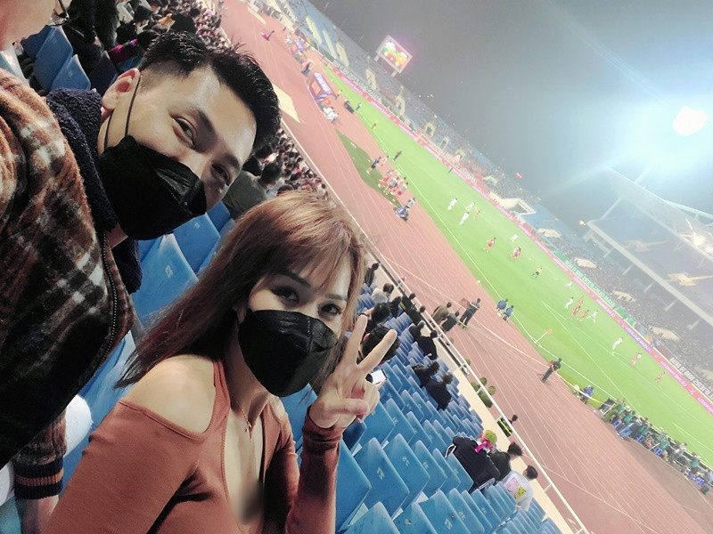 Trước lời chúc sinh nhật đặc biệt năm nay từ Mạnh Trường, Lan Phương hài hước viết: "Nhận lời chúc của chồng mà vợ toát hết mồ hôi".