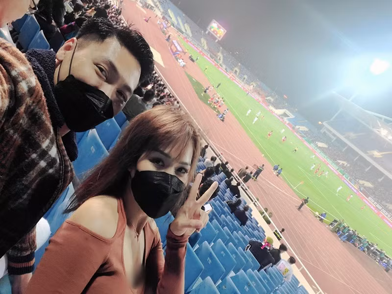 Trước lời chúc sinh nhật đặc biệt năm nay từ Mạnh Trường, Lan Phương hài hước viết: "Nhận lời chúc của chồng mà vợ toát hết mồ hôi".