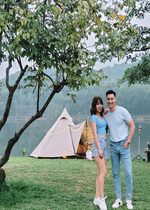 Bà xã của Mạnh Trường sở hữu nhan sắc xinh đẹp, không thua kém các mỹ nhân Việt.