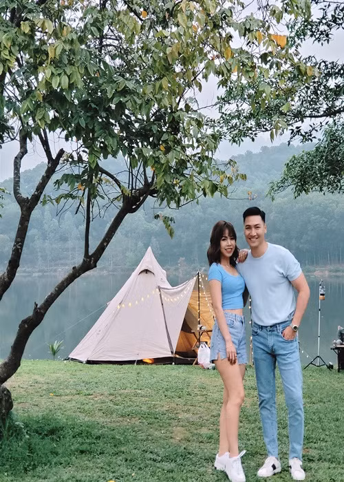 Bà xã của Mạnh Trường sở hữu nhan sắc xinh đẹp, không thua kém các mỹ nhân Việt.