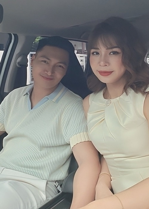 Mạnh Trường - Lan Phương bằng tuổi (sinh năm 1985), là bạn học cấp 2. Nam diễn viên cảm mến bà xã từ cấp 2 nhưng mãi đến cấp 3 mới dám thổ lộ tình cảm.