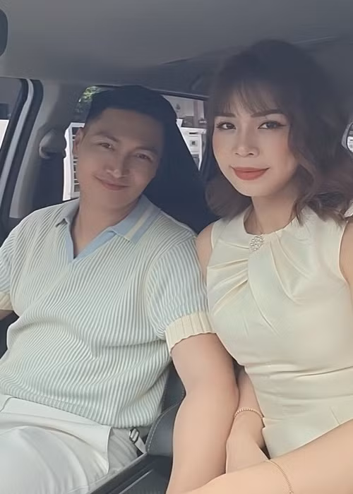 Mạnh Trường - Lan Phương bằng tuổi (sinh năm 1985), là bạn học cấp 2. Nam diễn viên cảm mến bà xã từ cấp 2 nhưng mãi đến cấp 3 mới dám thổ lộ tình cảm.