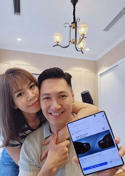 Đến năm 23 tuổi, Mạnh Trường và Lan Phương làm đám cưới.